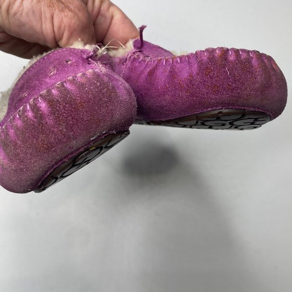 UGG moccasins, little girl's size 2, in fuchsia with shearling lining. - Picture 4 of 8